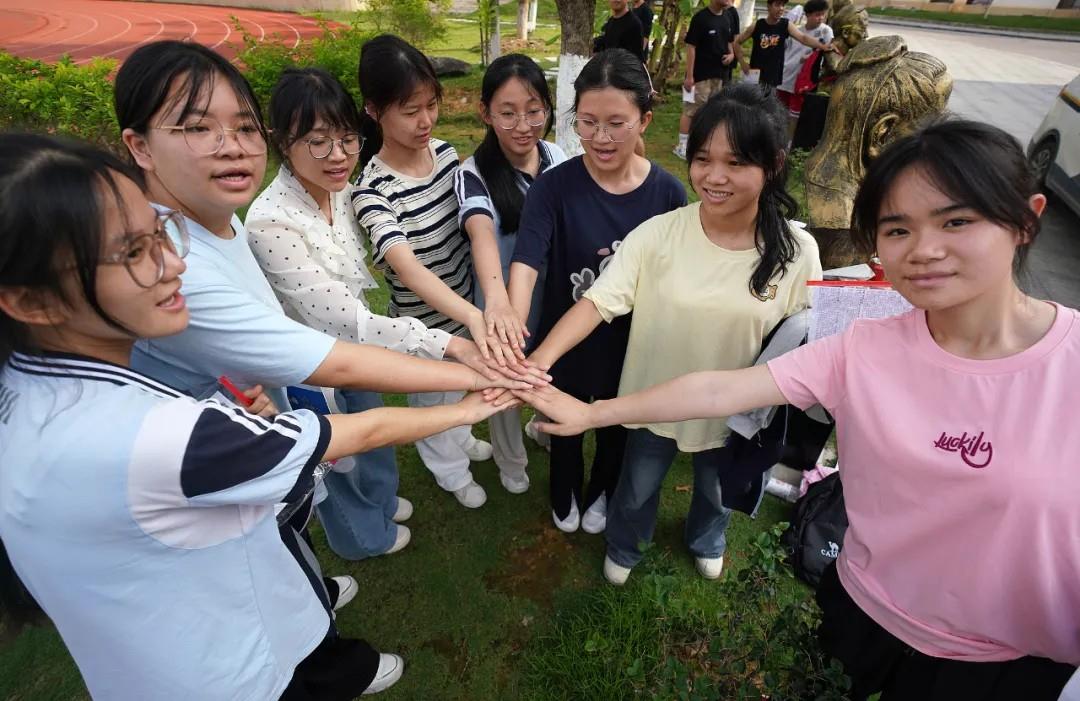 这些高考送考名场面 满满都是仪式感
