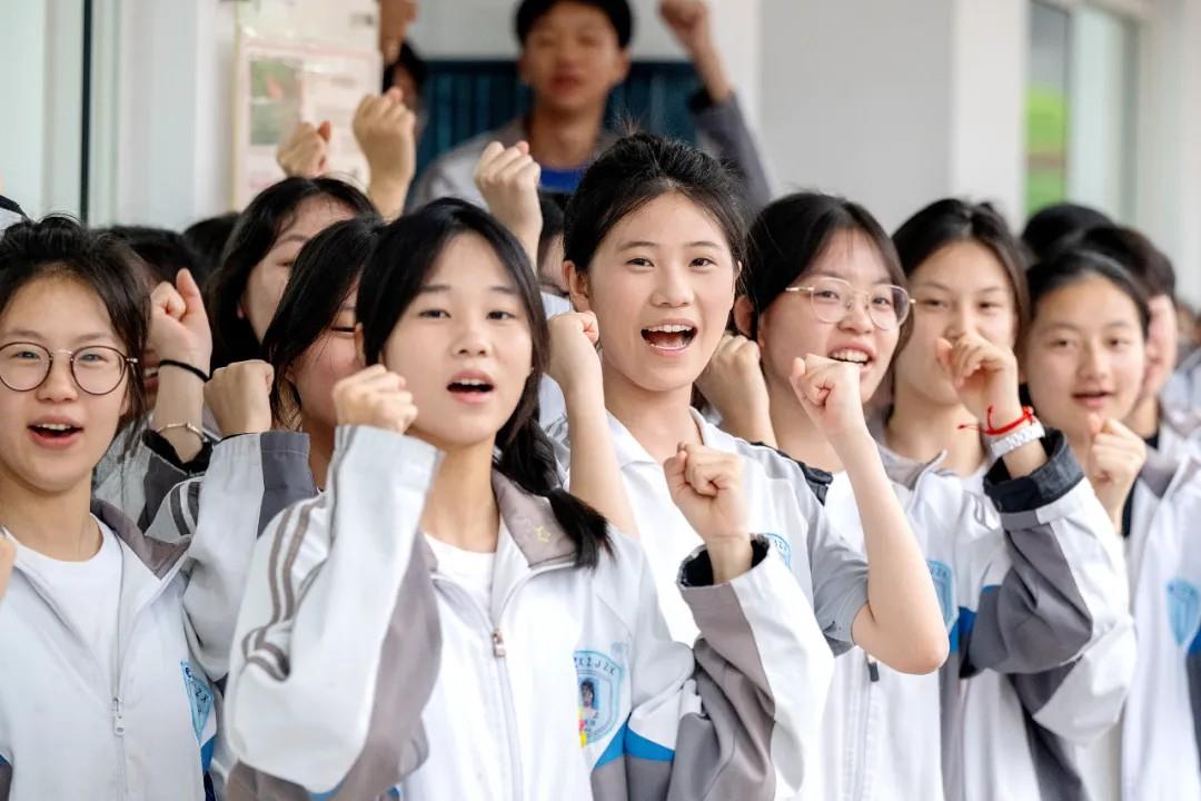 这些高考送考名场面 满满都是仪式感