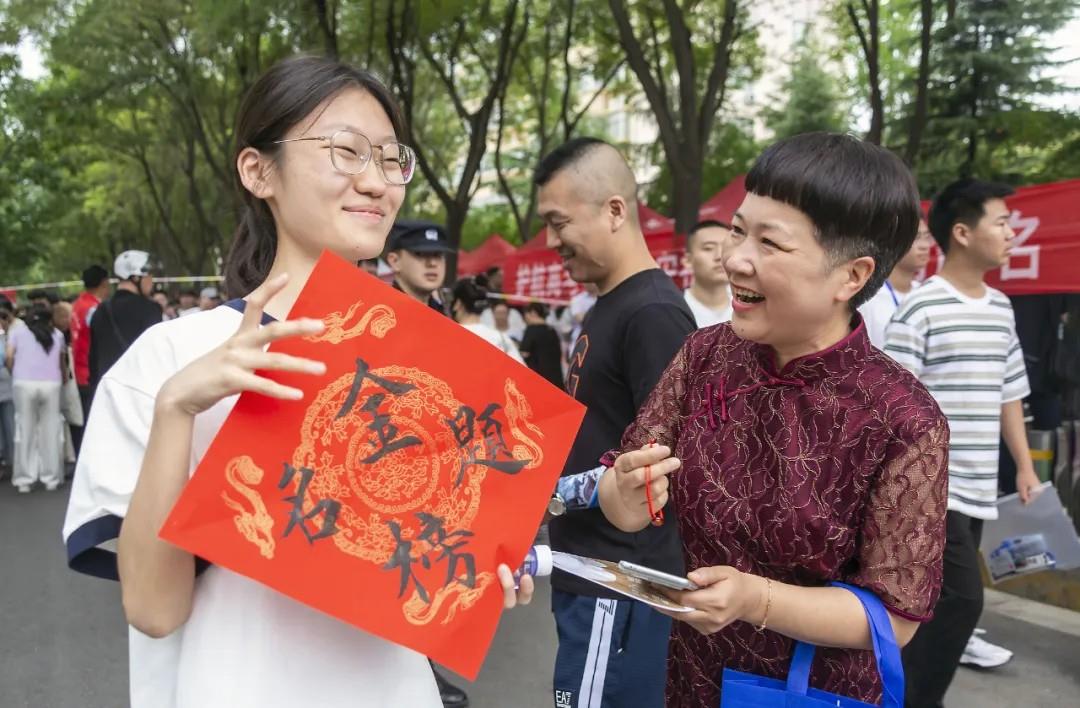 这些高考送考名场面 满满都是仪式感