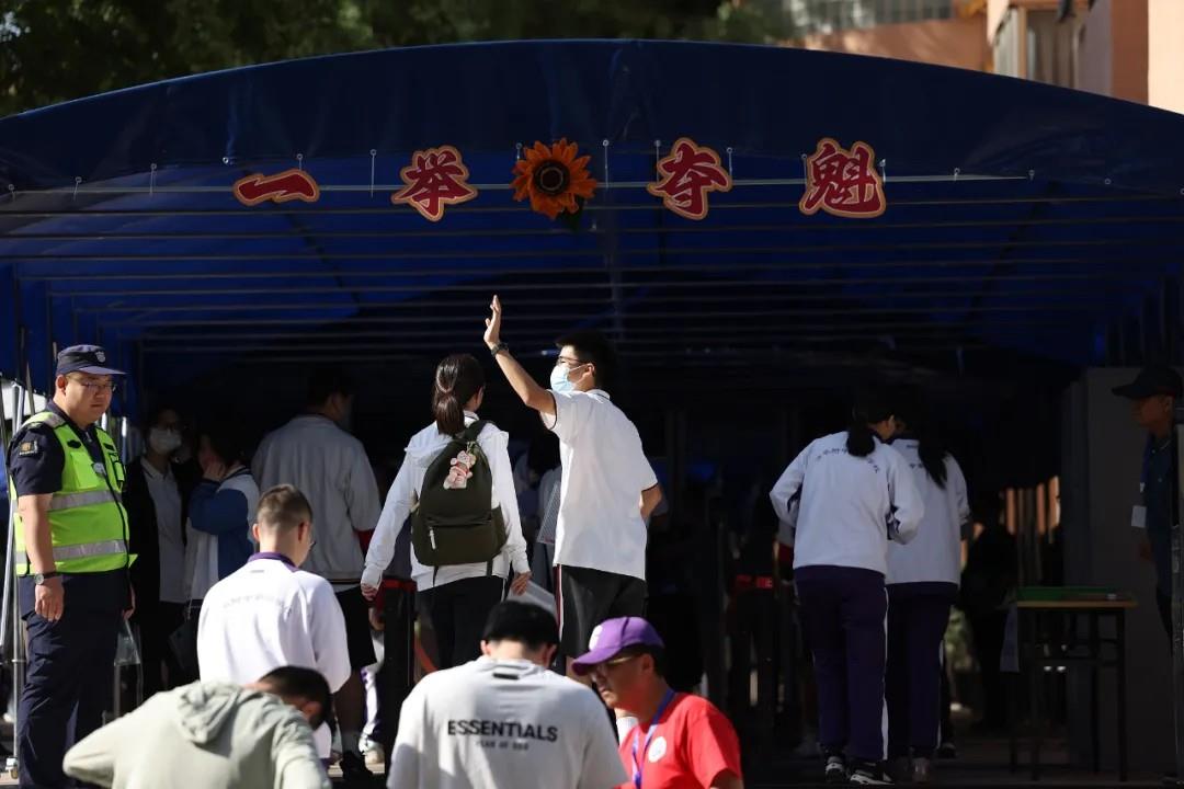 这些高考送考名场面 满满都是仪式感