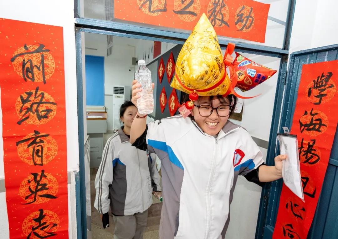 这些高考送考名场面 满满都是仪式感
