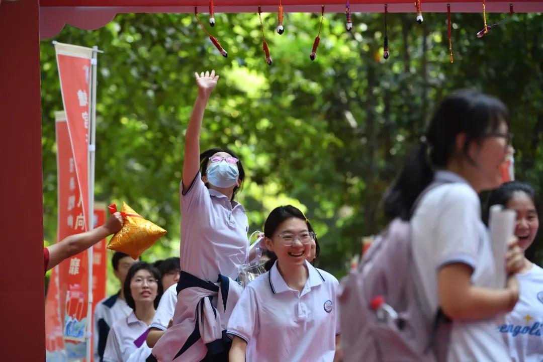 这些高考送考名场面 满满都是仪式感