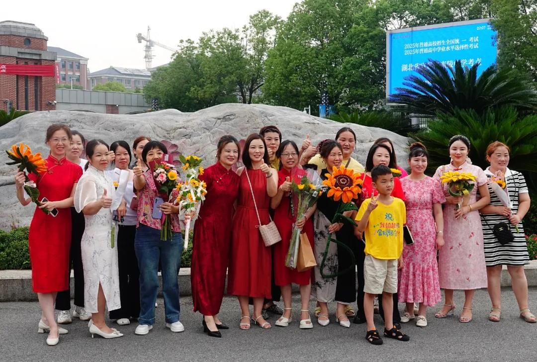 这些高考送考名场面 满满都是仪式感