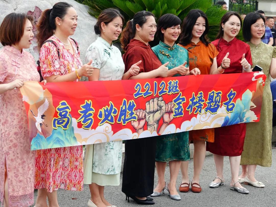 这些高考送考名场面 满满都是仪式感