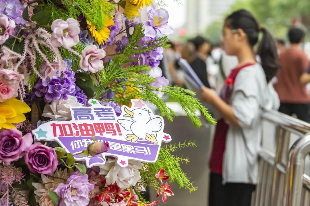 这些高考送考名场面 满满都是仪式感