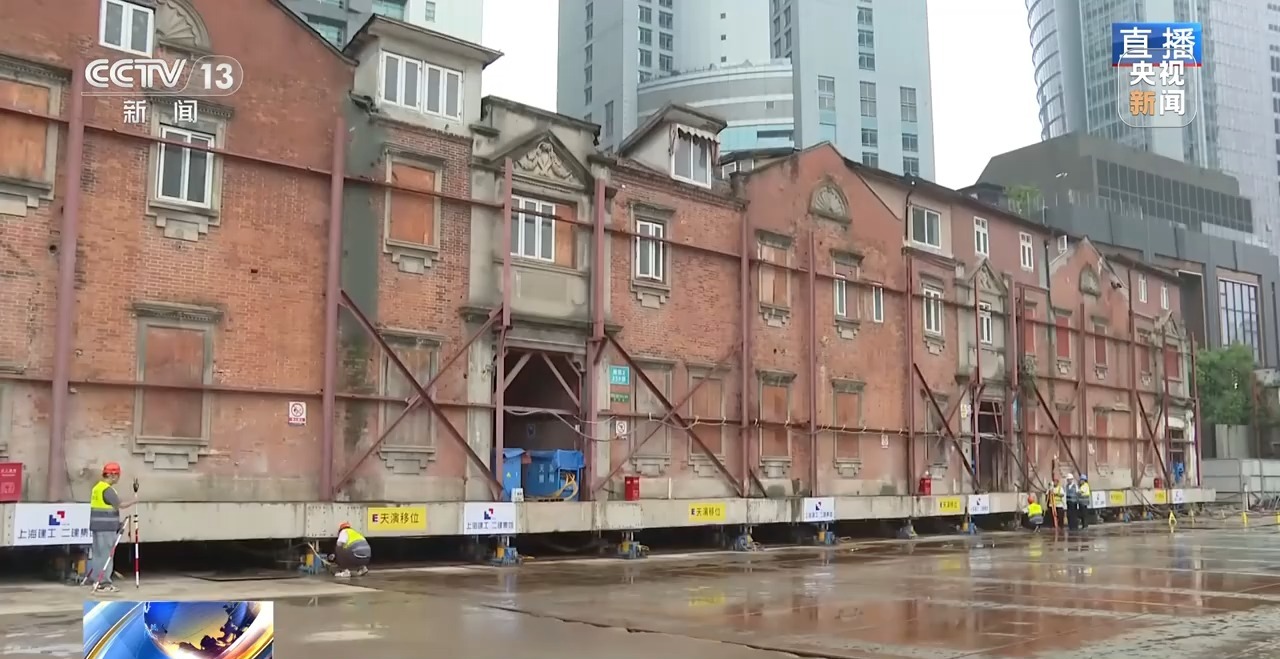 上海古建筑日均“行走”10米 7500吨石库门建筑群完成归位