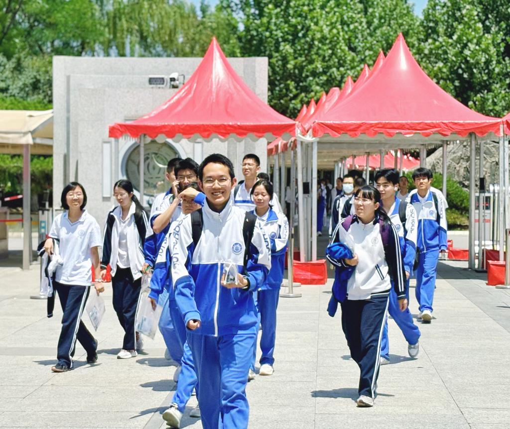 新华全媒+丨青春赴考场 执笔向未来——2025年高考首日见闻