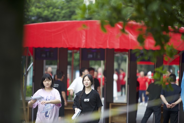 新华全媒+丨青春赴考场 执笔向未来——2025年高考首日见闻
