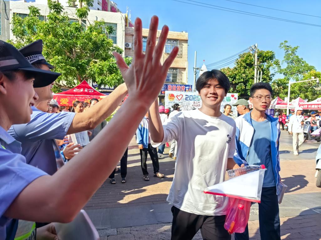 新华全媒+丨青春赴考场 执笔向未来——2025年高考首日见闻