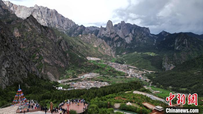 （走进中国乡村）甘南藏寨成国际旅游新宠 东南亚游客占比飙升
