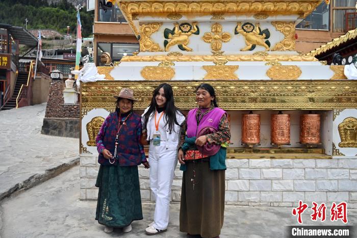 （走进中国乡村）甘南藏寨成国际旅游新宠 东南亚游客占比飙升