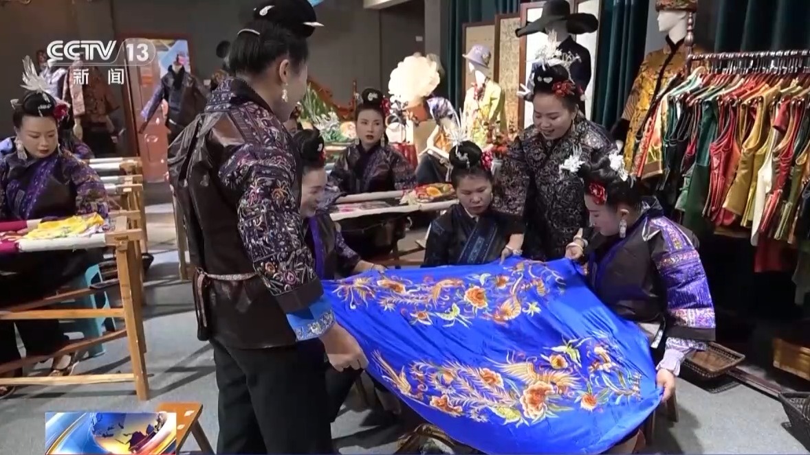文化中国行丨“穿”越千年 苗绣圈粉海内外消费者