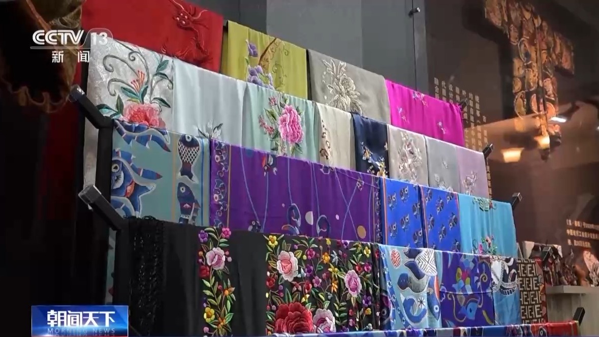 文化中国行丨“穿”越千年 苗绣圈粉海内外消费者