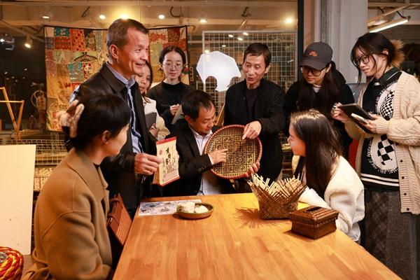 非遗“老手艺”碰撞高校“新活力”｜文化中国行
