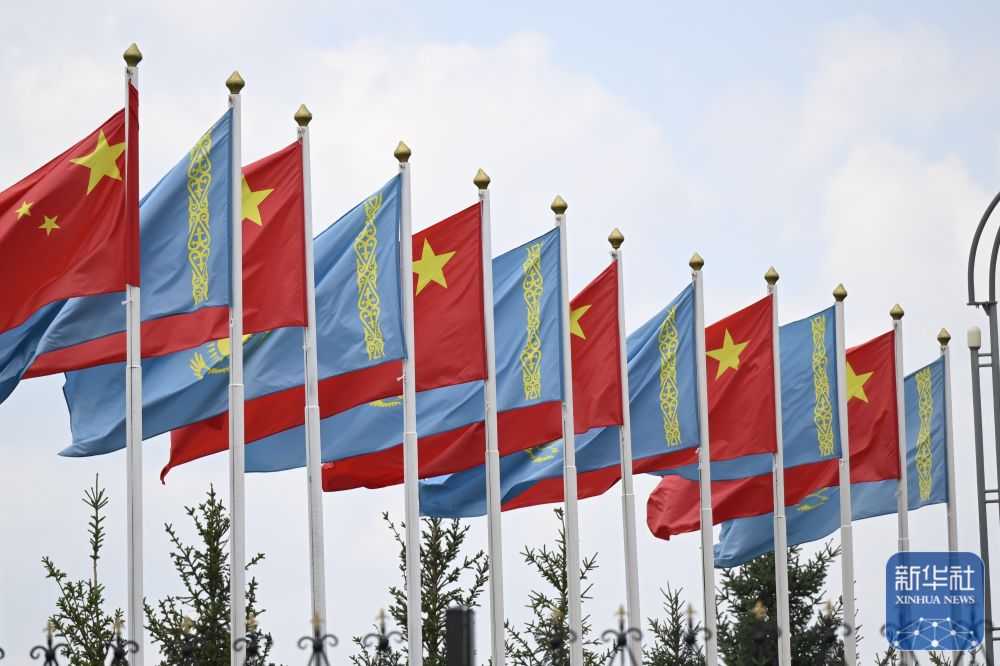 新华图讯丨习近平抵达阿斯塔纳