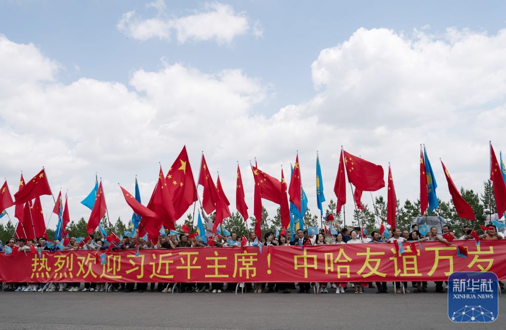 新华图讯丨习近平抵达阿斯塔纳
