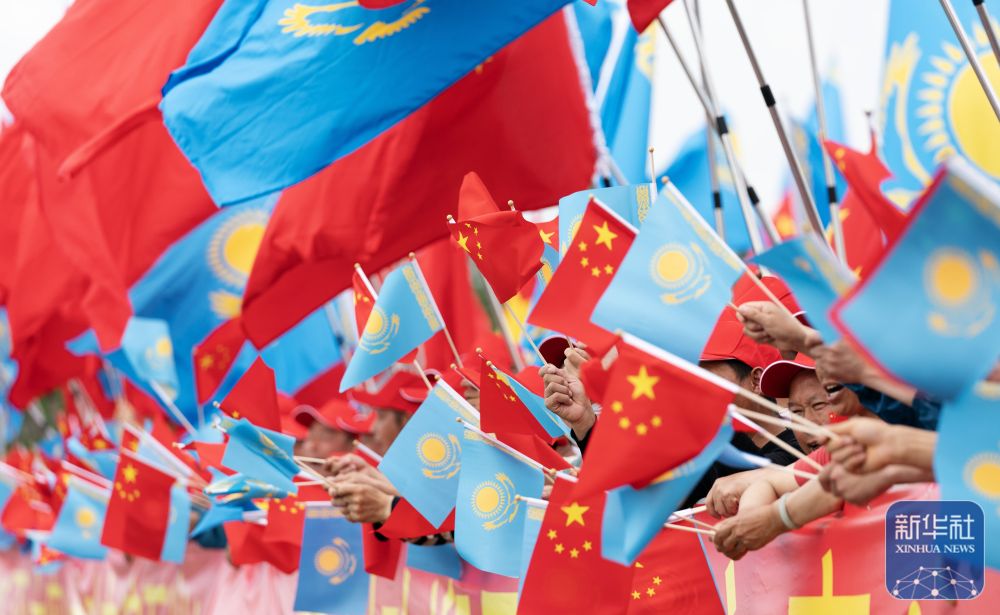 新华图讯丨习近平抵达阿斯塔纳