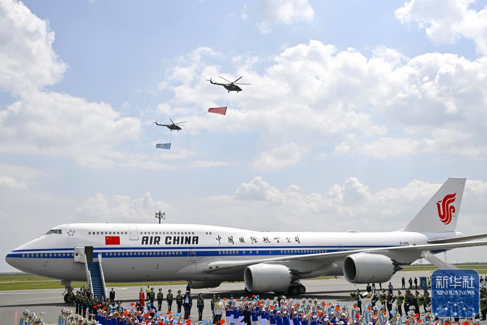习近平抵达阿斯塔纳 受到热烈欢迎