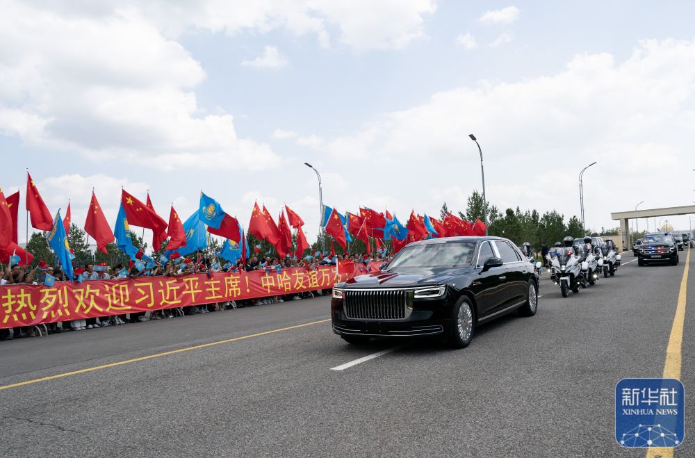 习近平抵达阿斯塔纳 受到热烈欢迎
