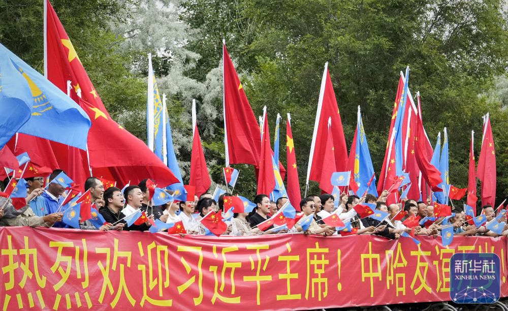 习近平抵达阿斯塔纳 受到热烈欢迎