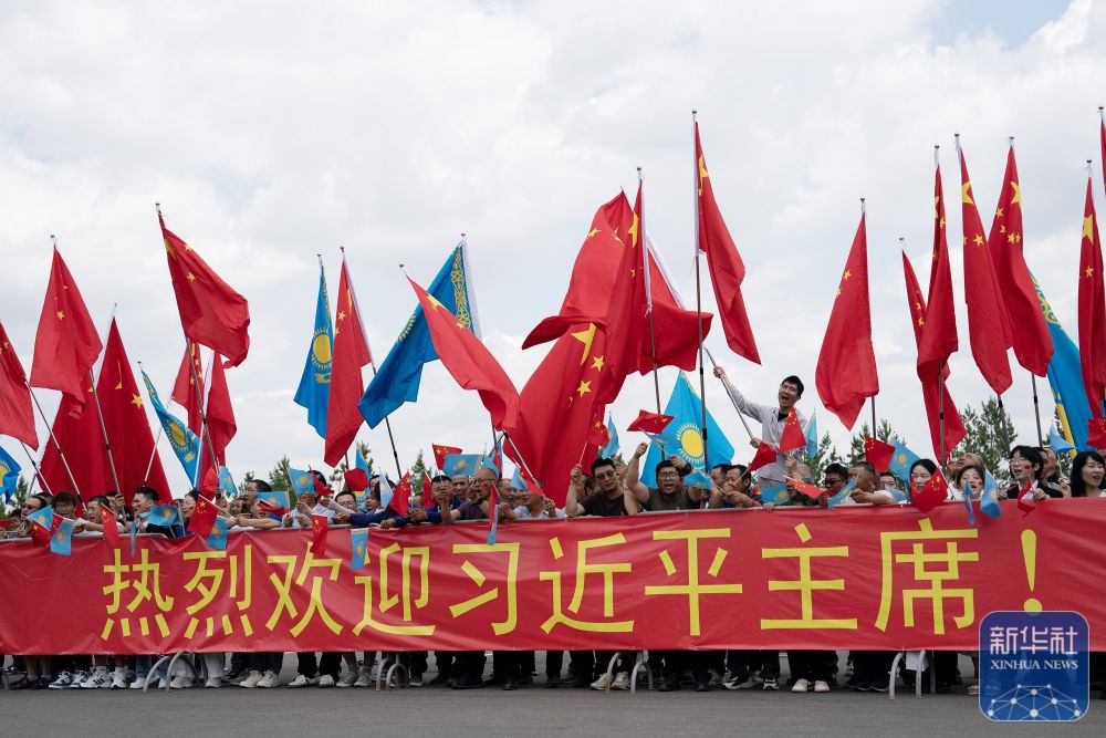 习近平抵达阿斯塔纳 受到热烈欢迎