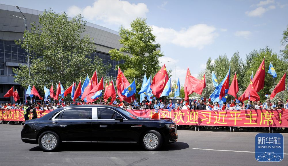 习近平抵达阿斯塔纳 受到热烈欢迎