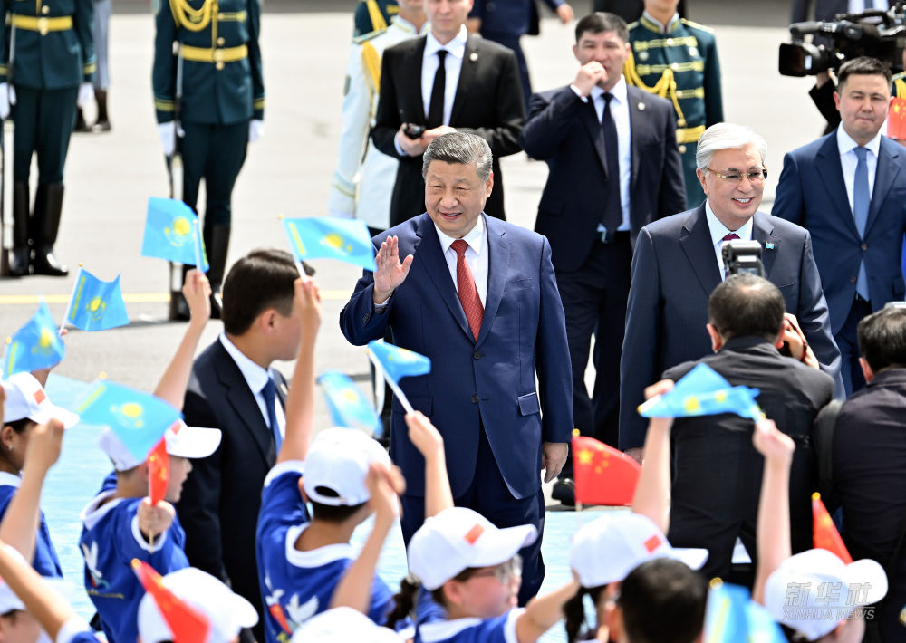 习近平抵达阿斯塔纳出席第二届中国—中亚峰会