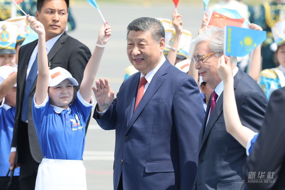 习近平抵达阿斯塔纳出席第二届中国—中亚峰会
