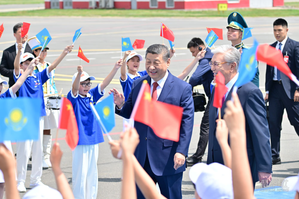 习近平抵达阿斯塔纳出席第二届中国—中亚峰会
