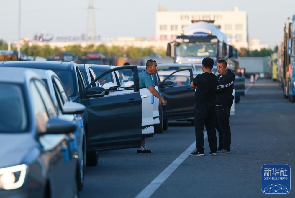 在霍尔果斯，这群人让国产新能源汽车“跑”向中亚