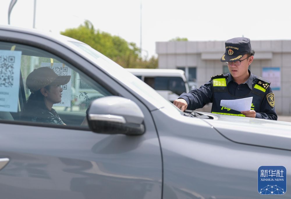 在霍尔果斯，这群人让国产新能源汽车“跑”向中亚
