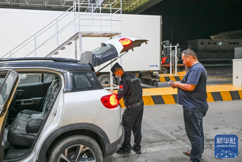在霍尔果斯，这群人让国产新能源汽车“跑”向中亚