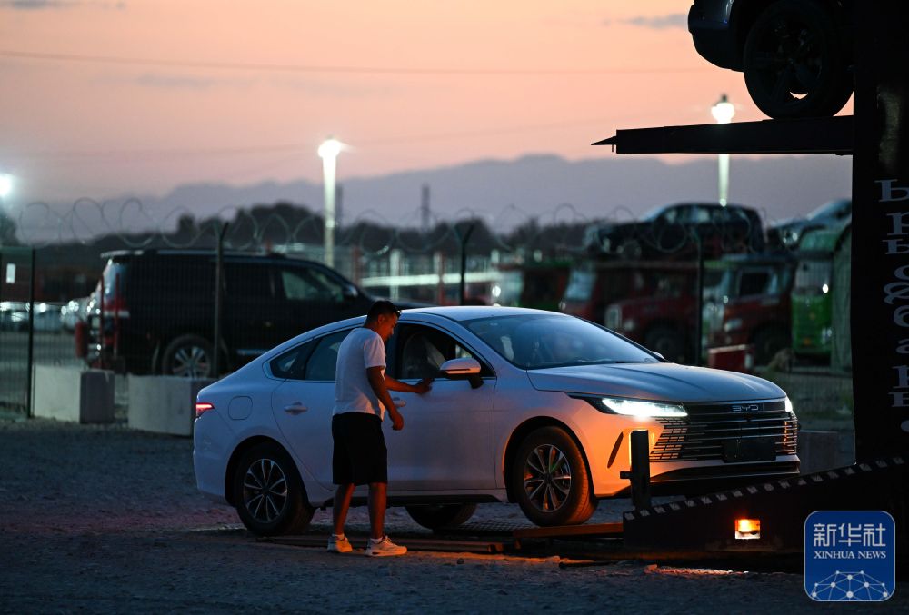 在霍尔果斯，这群人让国产新能源汽车“跑”向中亚