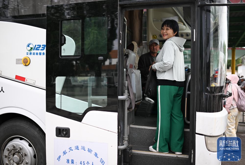 在霍尔果斯，这群人让国产新能源汽车“跑”向中亚