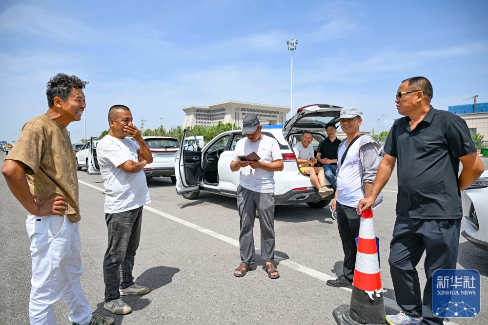 在霍尔果斯，这群人让国产新能源汽车“跑”向中亚