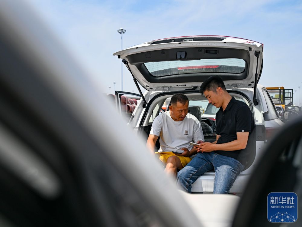 在霍尔果斯，这群人让国产新能源汽车“跑”向中亚
