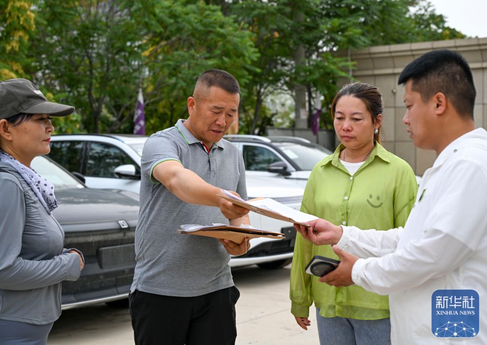 在霍尔果斯，这群人让国产新能源汽车“跑”向中亚