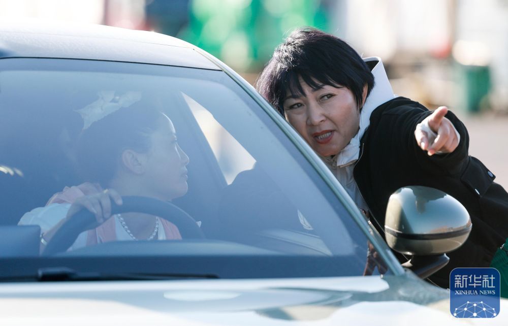 在霍尔果斯，这群人让国产新能源汽车“跑”向中亚