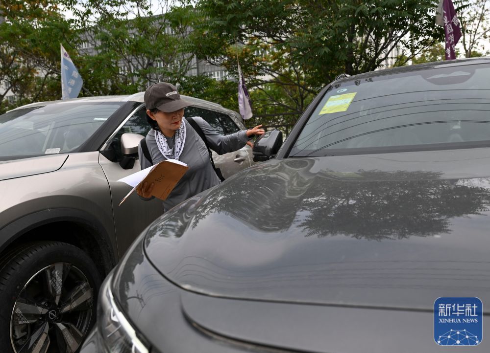 在霍尔果斯，这群人让国产新能源汽车“跑”向中亚