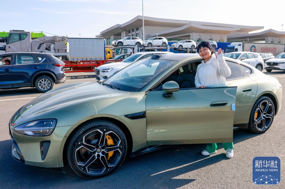 在霍尔果斯，这群人让国产新能源汽车“跑”向中亚