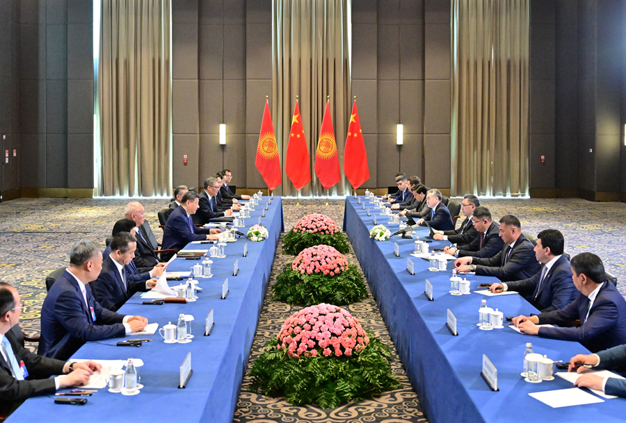 习近平会见吉尔吉斯斯坦总统扎帕罗夫