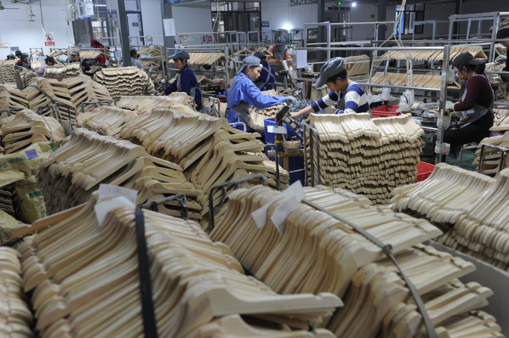 中国经济样本观察·“镇”了不起｜为衣做架，“挂”出来的80亿元“衣架产业”