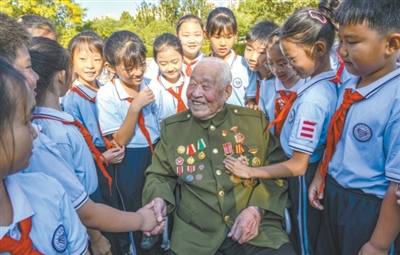 桌子被子当掩护 迎着弹雨往前冲（时空对话）
