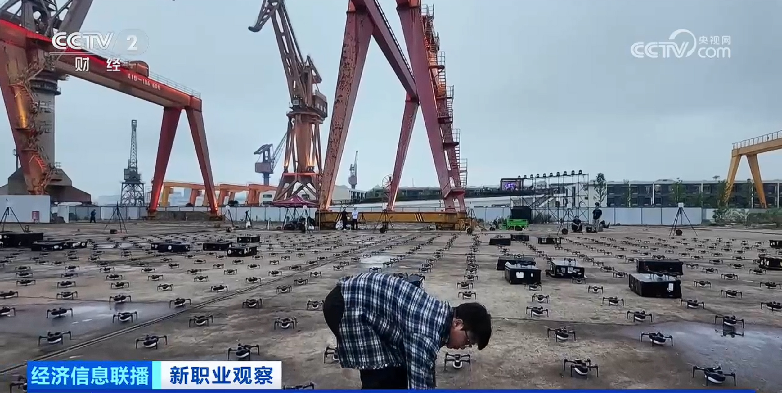 新职业观察｜低空经济催生新职业 带你看夜空画师的“追光”记