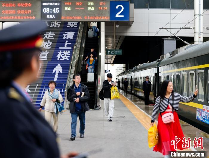 2025年首趟西宁直达茶卡盐湖旅游列车开行
