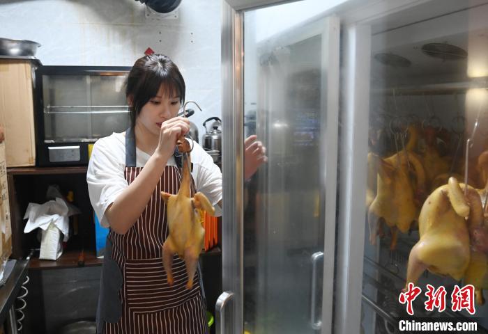 台湾青年在南宁：从烹饪零基础到开起5家烤鸡店