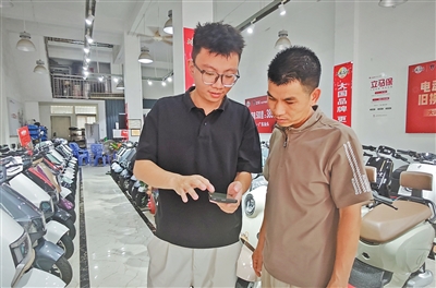 在电动车铺里，年轻镇干部学到什么