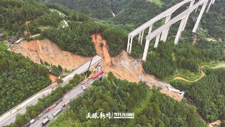 “明白人”敲着钢盆大喊：赶紧出门！山体滑坡导致厦蓉高速猴子河特大桥引桥垮塌，附近村民及时转移无一伤亡