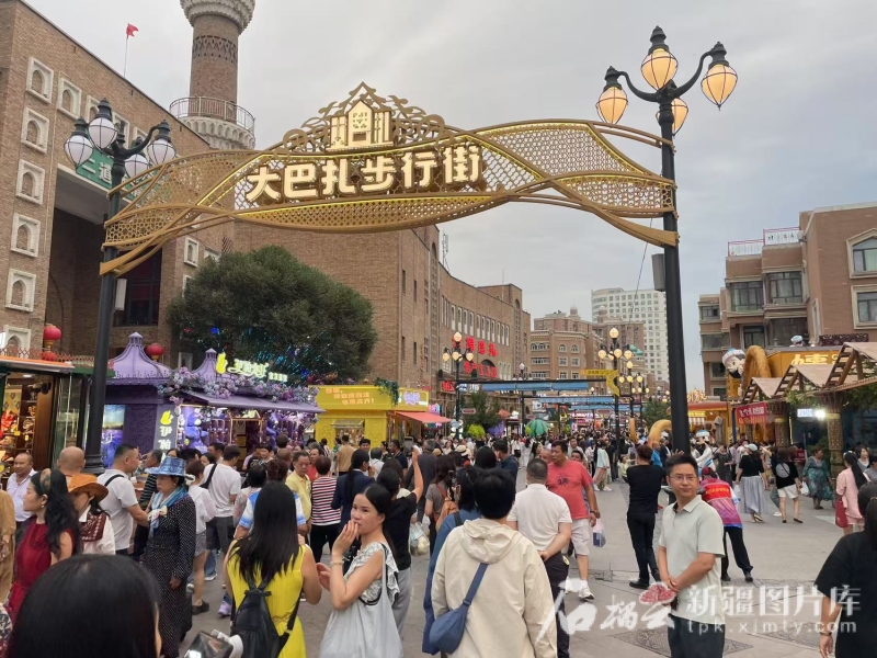 沿着高速看新疆丨火热“夜”态点亮丝路“会客厅”