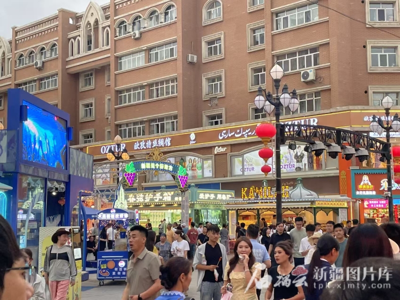 沿着高速看新疆丨火热“夜”态点亮丝路“会客厅”